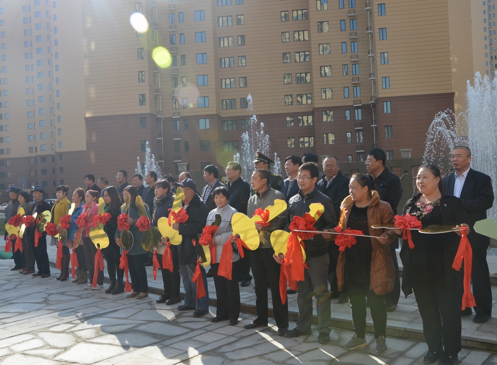 2013年10月25日，城發(fā)公司承建的呼市首個(gè)公租房小區(qū)——康居家園公租房交付使用。申請(qǐng)到公租房的百姓代表領(lǐng)了鑰匙。.JPG