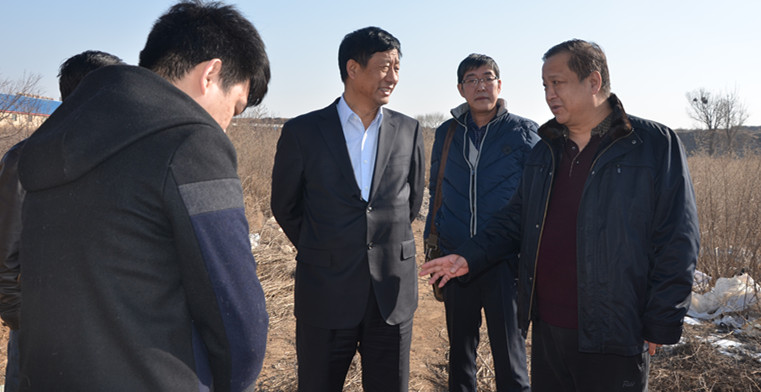 實(shí)地察看車站北街的斷頭路。.jpg